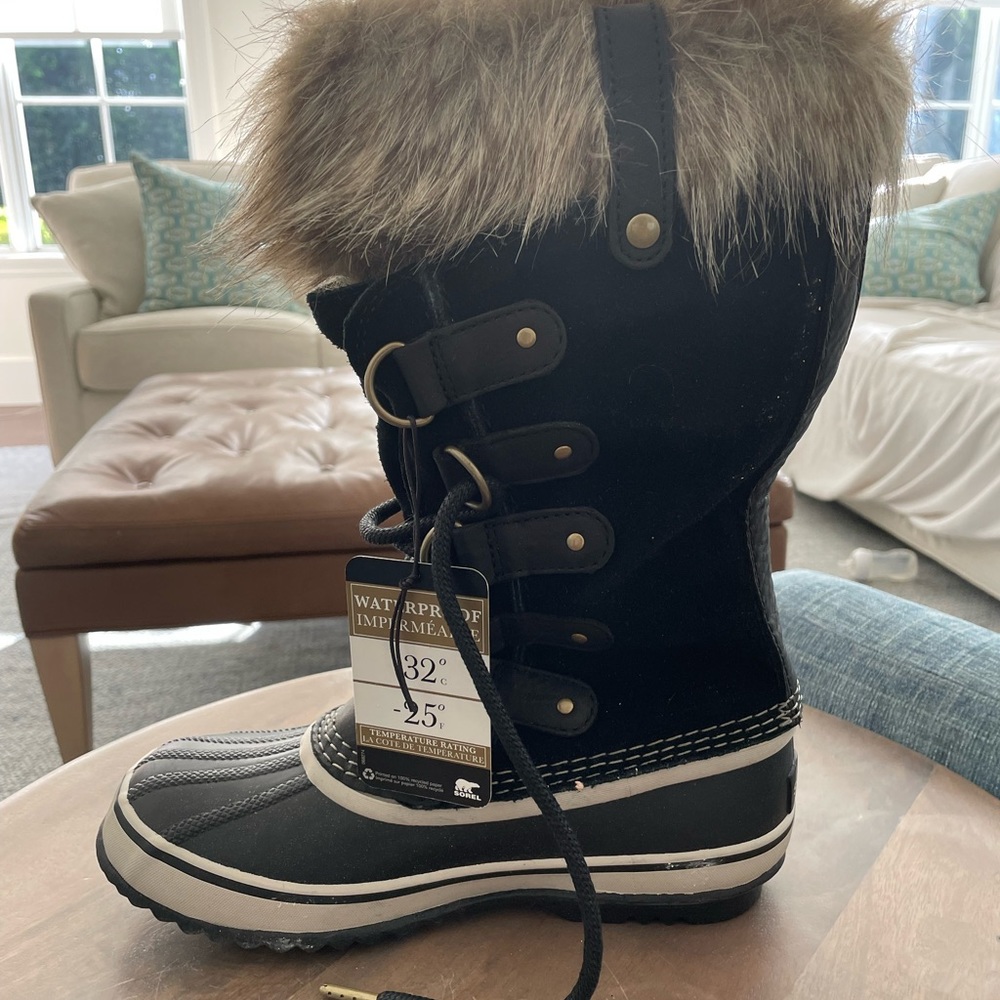 New, never worn! Sorel Joan of Arctic size 7 Snow boot, waterproof